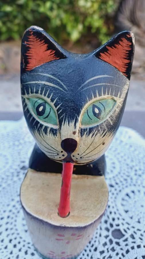 Vintage Tiki- bar style cat with a cocktail