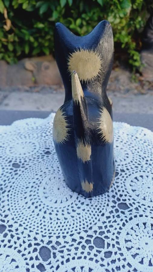 Vintage Tiki- bar style cat with a cocktail