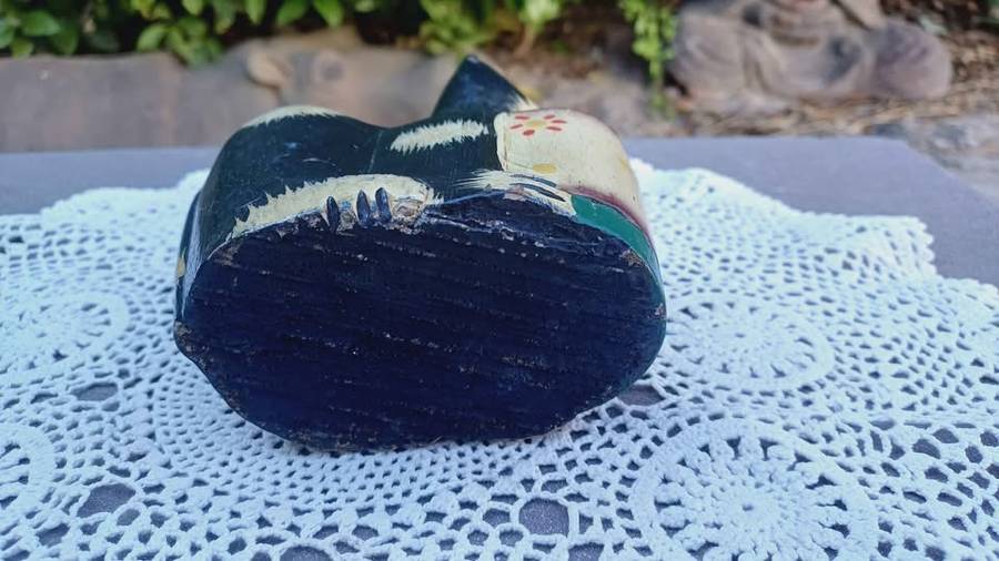 Vintage Tiki- bar style cat with a cocktail