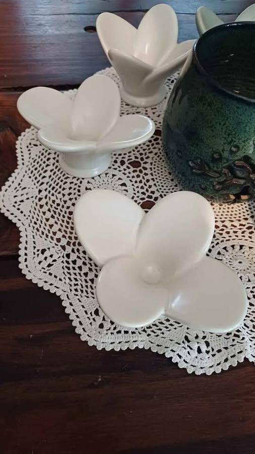 Set of 6 Ceramic Flower Bud Tealight Holders and a ceramic Essential Oil candle burner