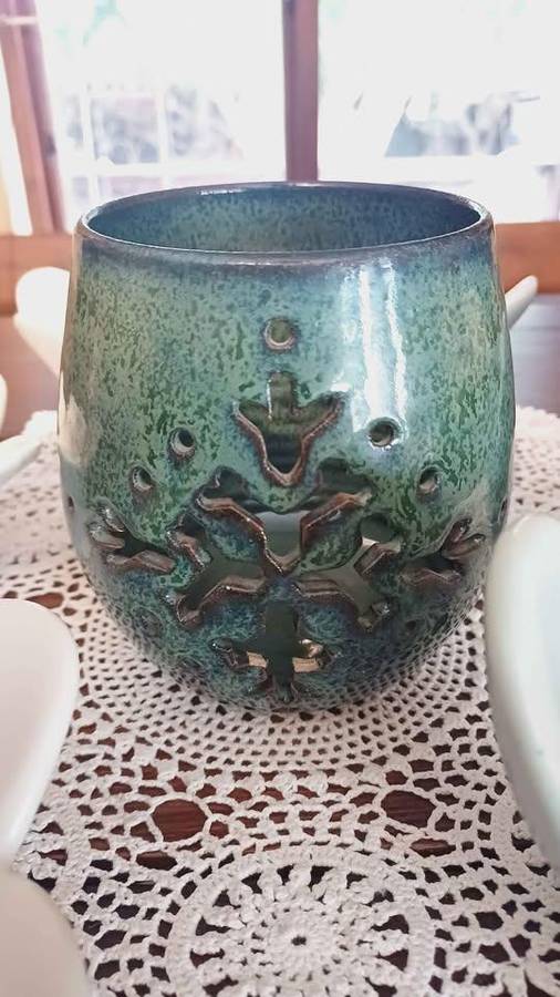 Set of 6 Ceramic Flower Bud Tealight Holders and a ceramic Essential Oil candle burner