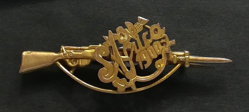 BOER WAR 9CT GOLD PIN/BROOCH SOUTH AFRICA WITH MUSKET 2.5GRAMS 50MM