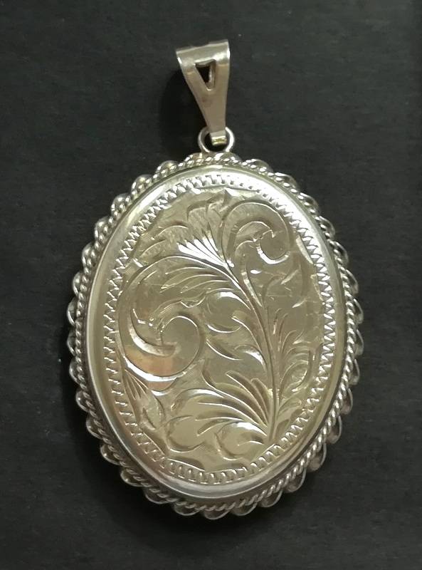 STERLING SILVER BIRMINGHAM 1940 LOCKET 30X40MM