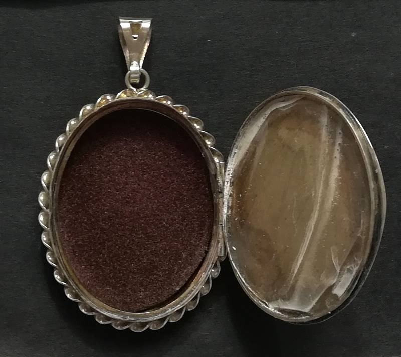 STERLING SILVER BIRMINGHAM 1940 LOCKET 30X40MM