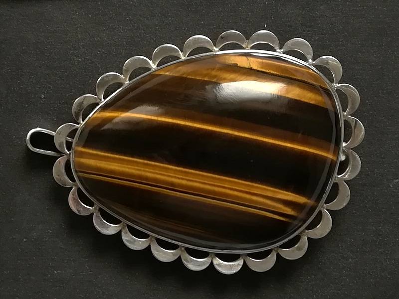 STERLING SILVER  AND TIGERS EYE BROOCH/PENDANT 35X45MM