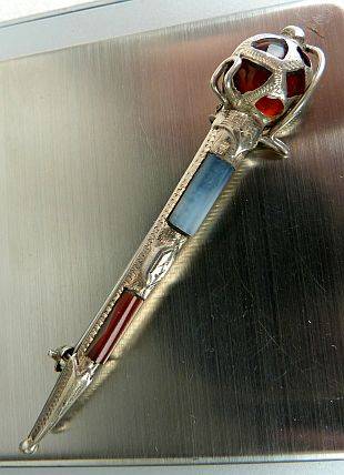 SCOTTISH BROAD BASKET HILT SWORD BROOCH .CA 1890. STERLING SILVER AND AGATE, EXCELLENT CONDITION