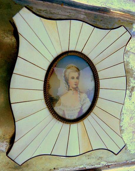VICTORIAN PORTRAET OF A LADY. BONE AND TORTOISE FRAME.