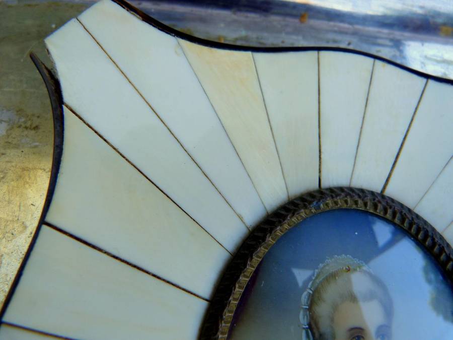 VICTORIAN PORTRAET OF A LADY. BONE AND TORTOISE FRAME.