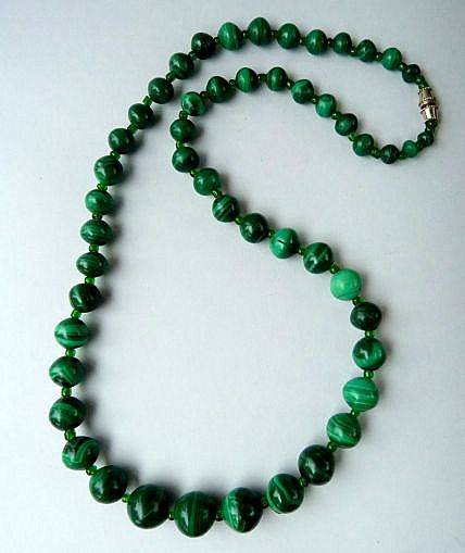 MALACHITE, VINTAGE NECKLACE IN EXCELLENT CONDITION