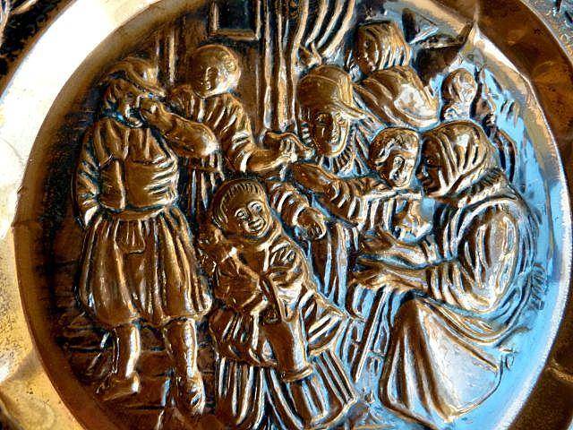 RETRO WALL PLATE. COPPER.DIAM 37 cm. DETAILED SCENE, FRAME WITH CHERUBS