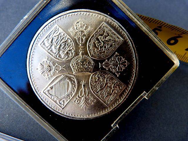 COIN .ELIZABETH 2. ....DEI GRATIA BRITT OMN REGINA ..FIVE SHILLINGS. 1953.UNCIRCULATED