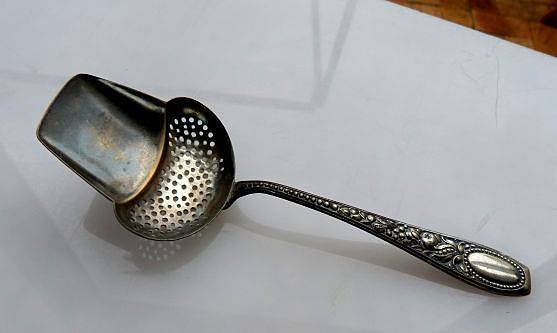 VICTORIAN ICING SUGAR SPOON