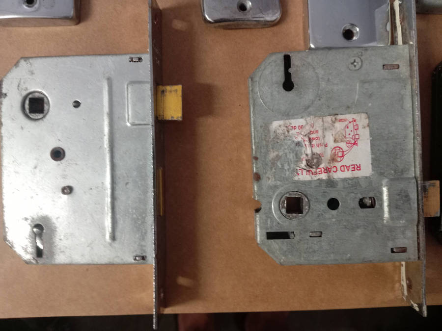 2 & 3 LEVER DOOR LOCKS AND HANDLES. NO KEYS. SELLING AS SPARES.