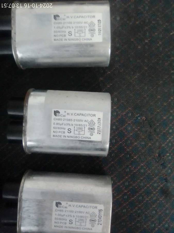 MICROWAVE CAPACITORS :  6 AS PER PHOTOS.