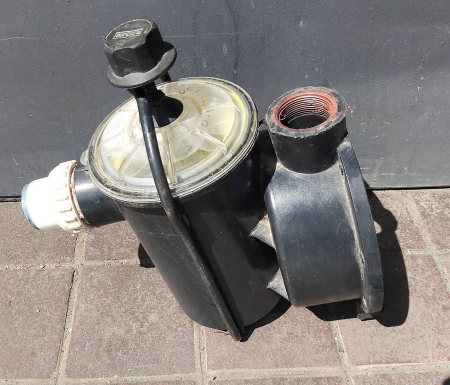 SUPERFLO POOL PUMP HOUSING WITH LEAF BASKET.