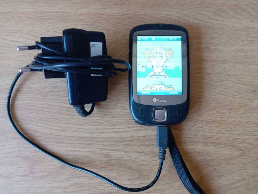 HTC ELF0100 CELLPHONE.