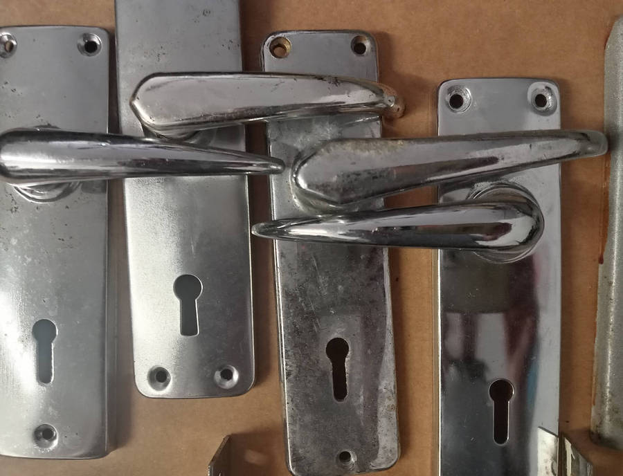 2 & 3 LEVER DOOR LOCKS AND HANDLES. NO KEYS. SELLING AS SPARES.