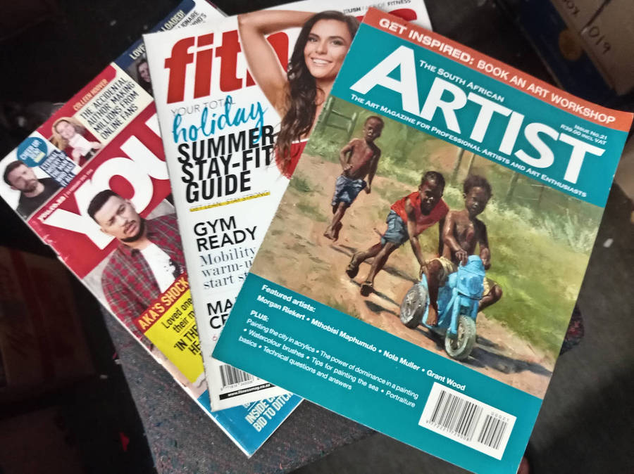 24 X ASSORTED MAGAZINES. SEE PHOTOS.