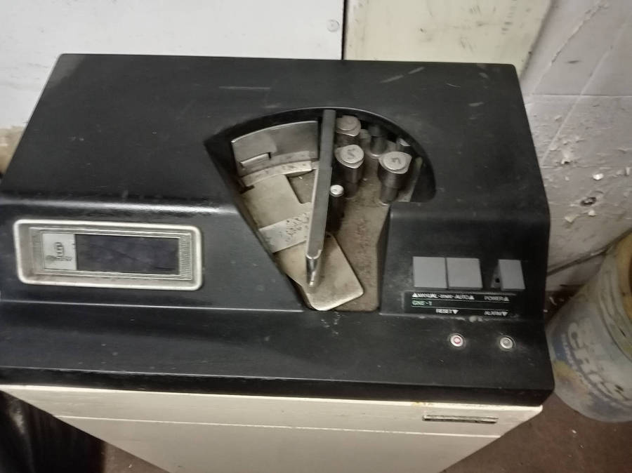 VINTAGE GLORY BANK NOTE COUNTER.