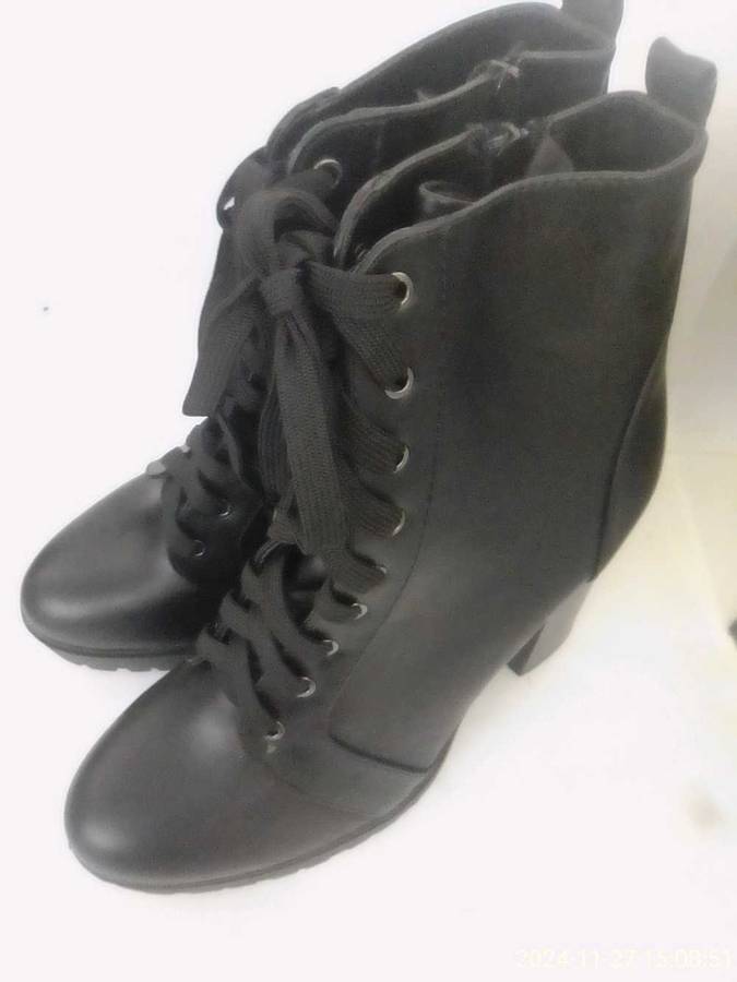 LADIES BLACK LACE UP BOOTS. BIDDING PER PAIR. SEE DESCRIPTION FOR SIZES.
