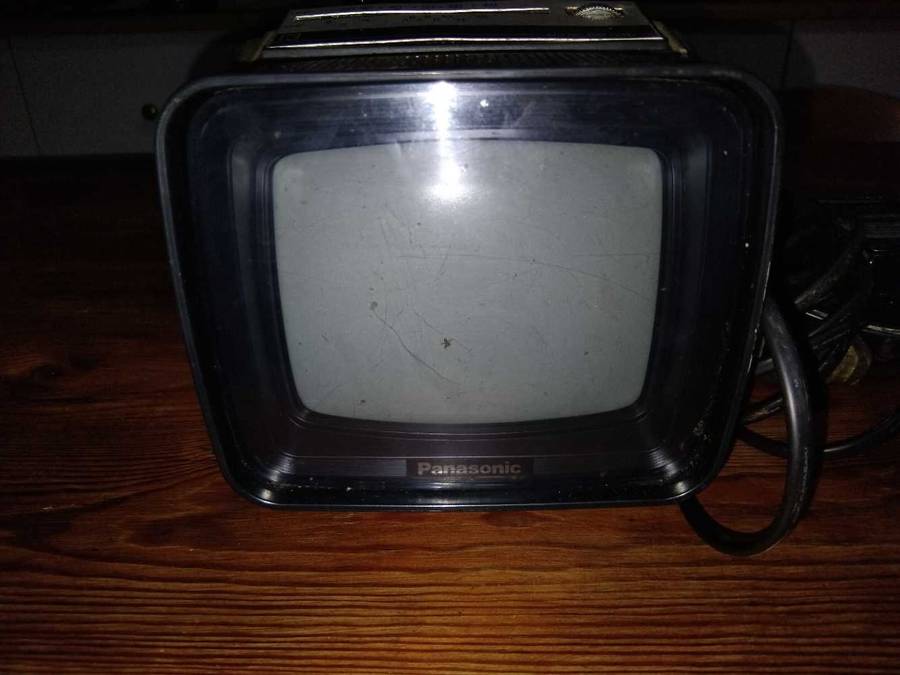 VINTAGE NATIONAL PANASONIC TR 5030G PORTABLE TV ( BLACK AND WHITE  )