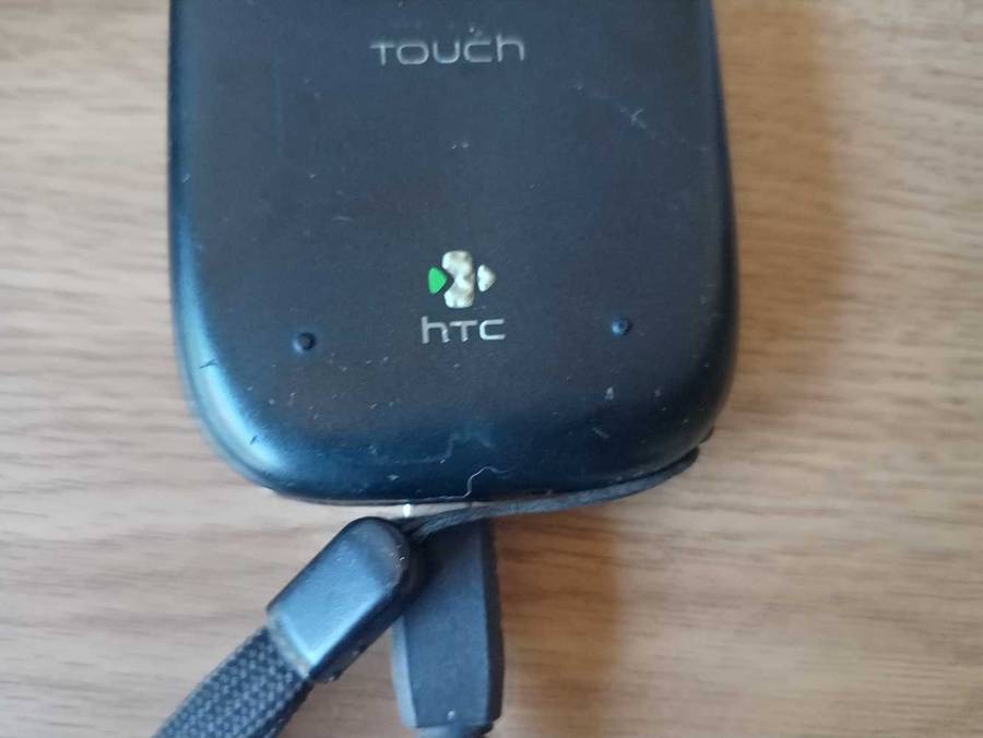 HTC ELF0100 CELLPHONE.