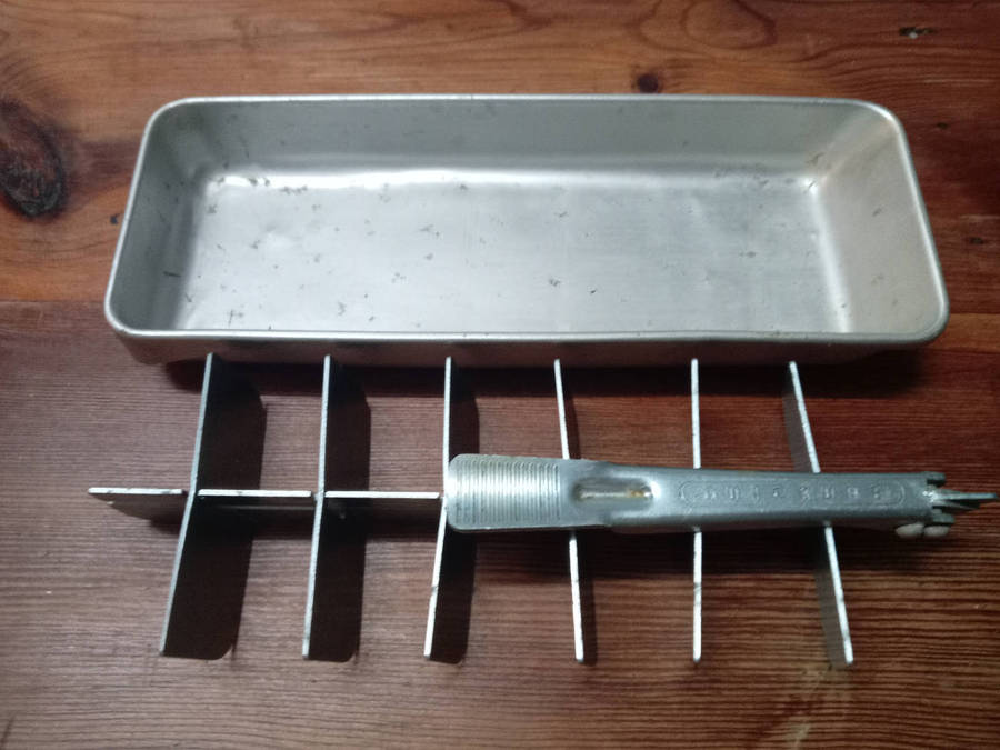 VINTAGE FRIGIDAIRE QUICKUBE ALUMINUM  LEVER ICE TRAY.