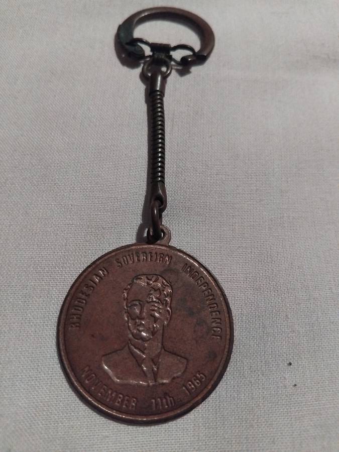 1965 RHODESIAN SOVEREIGN  INDEPENDENCE MEDALION.