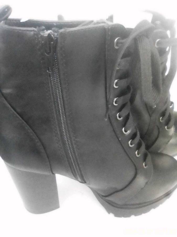 LADIES BLACK LACE UP BOOTS. BIDDING PER PAIR. SEE DESCRIPTION FOR SIZES.