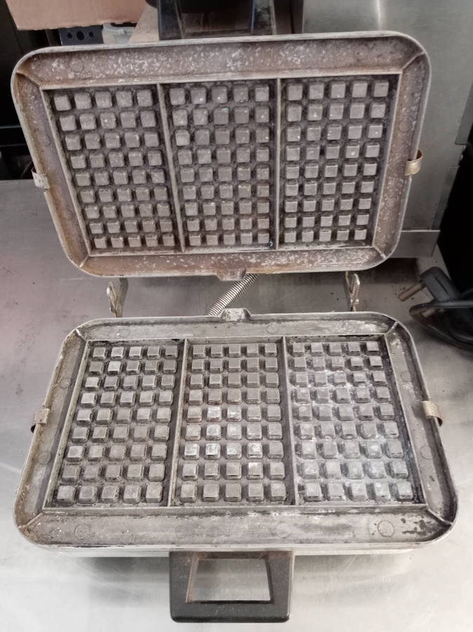 Vintage Pineware Waffle / Sandwich Toaster. No Cord.