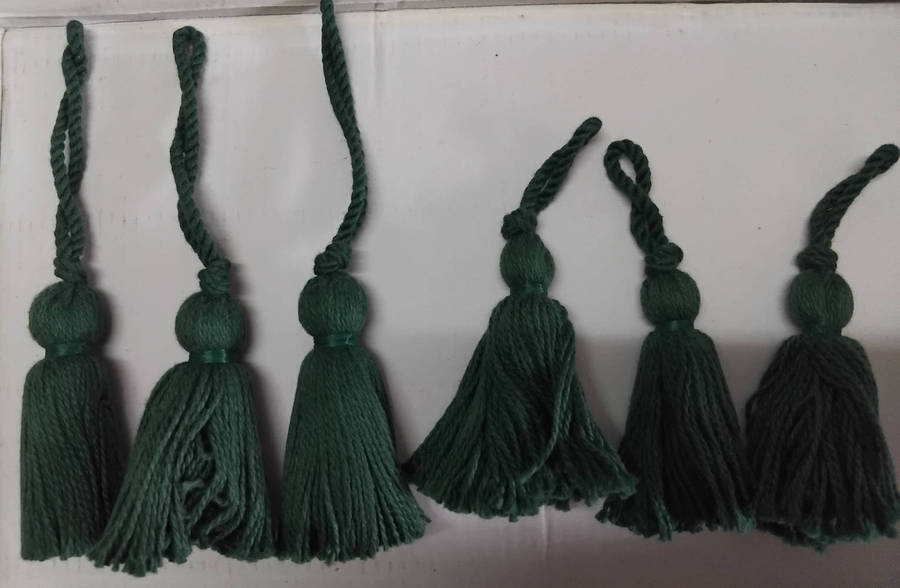 HABERDASHERY: TASSELS. GREEN . 67 PIECES