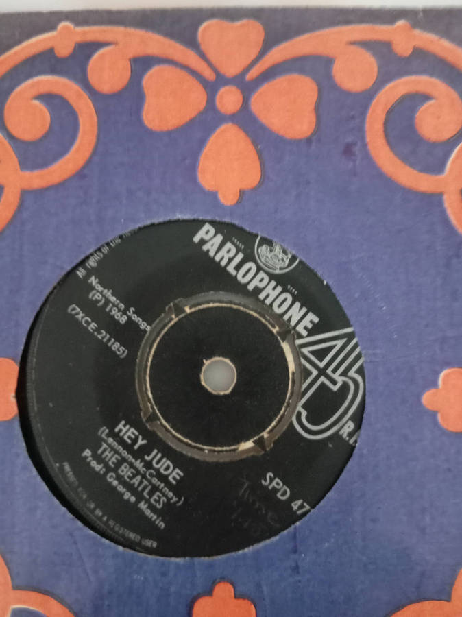 THE BEATLES / GEORGE HARRISON SEVEN SINGLES. AS PER PHOTOS.