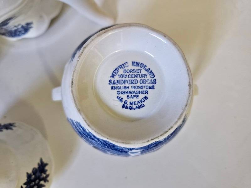 For the Collector ! J & G Meakin Vintage tea pot set ! Beautiful !