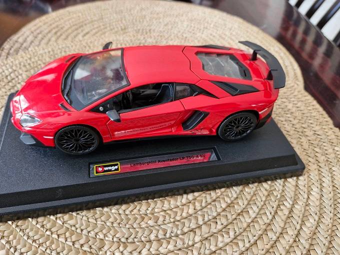 Bburago 1:24 scale Red Lamborghini Aventador LP 750-4SV