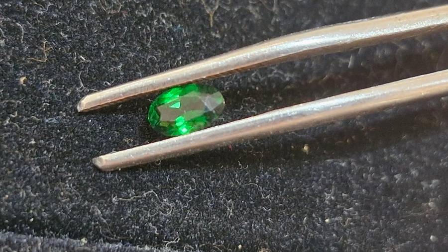 VERY RARE ! Natural Tsavorite, Oval cut Gem Stone 0.40 ct !