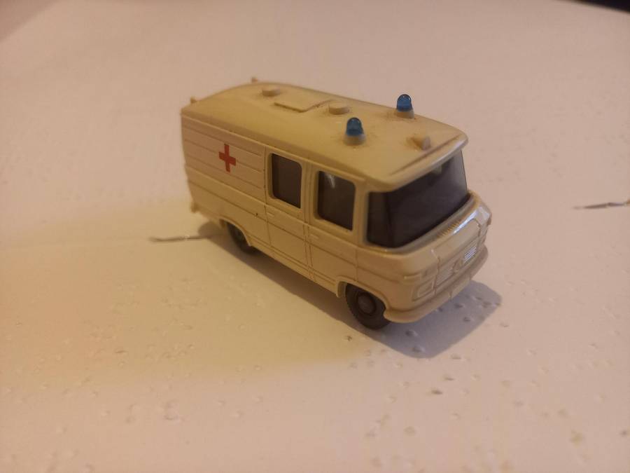 Wiking Germany Mercedes-Benz Ambulance - ho scale