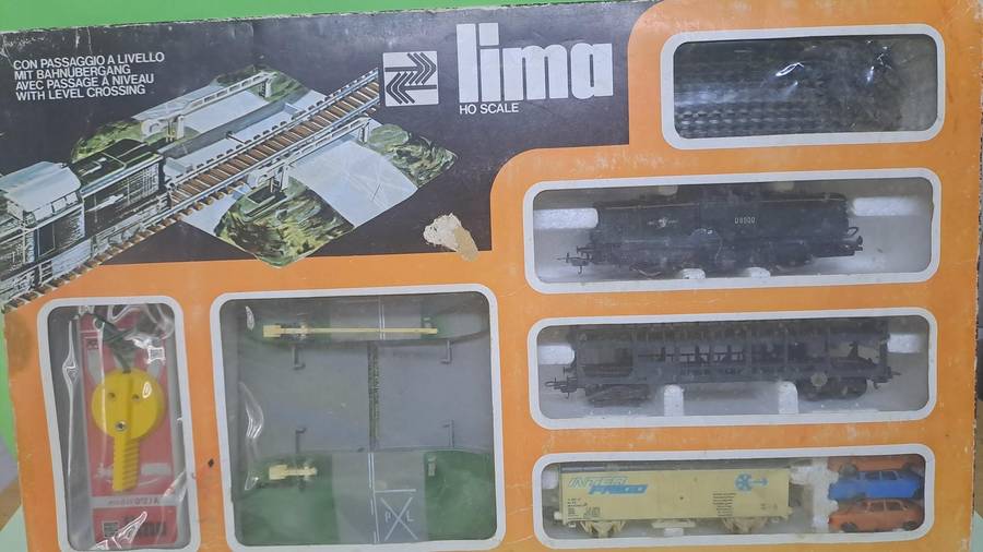 LIMA Goods Train Set (Locomotive with 2 goods wagons and crossing) BOXED