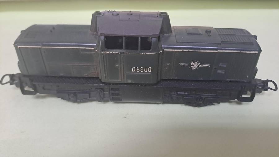 LIMA Goods Train Set (Locomotive with 2 goods wagons and crossing) BOXED