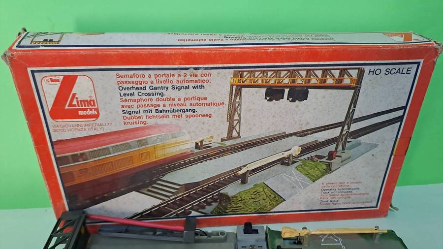LIMA Overhead Gantry Signal with Level Crossing BOXED