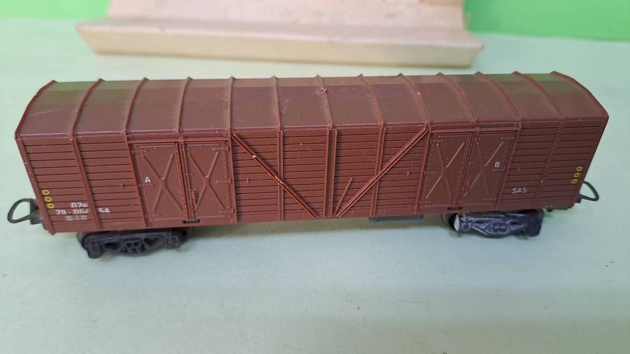 LIMA SAR HO Scale Brown Cattle wagon BOXED