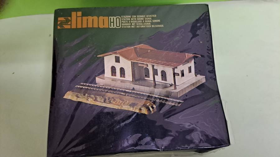 LIMA Station With Bell BOXED Sealed (NEW old stock only one)