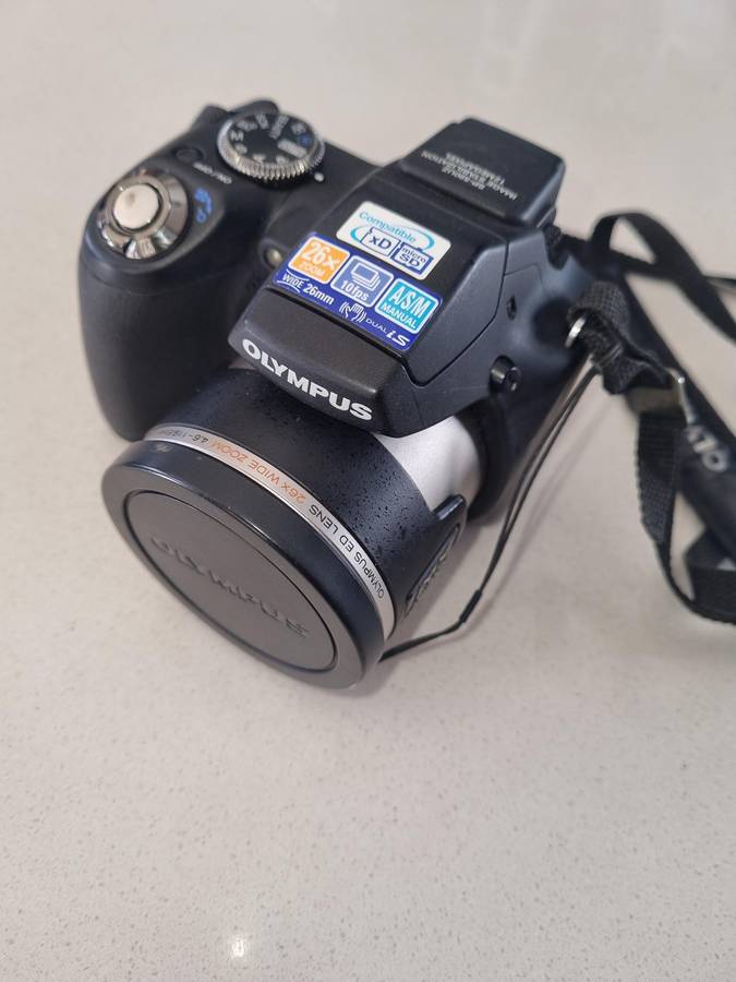 Olympus camera (SP-590UZ) 12 m/pixel, 26 x optical zoom. EXCELLENT condition.
