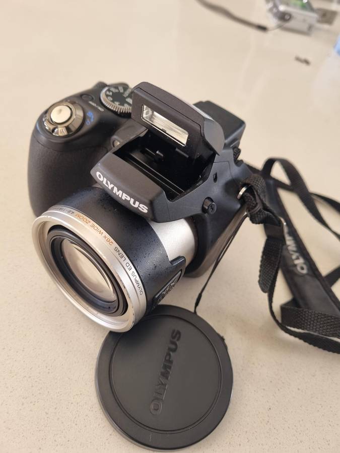 Olympus camera (SP-590UZ) 12 m/pixel, 26 x optical zoom. EXCELLENT condition.