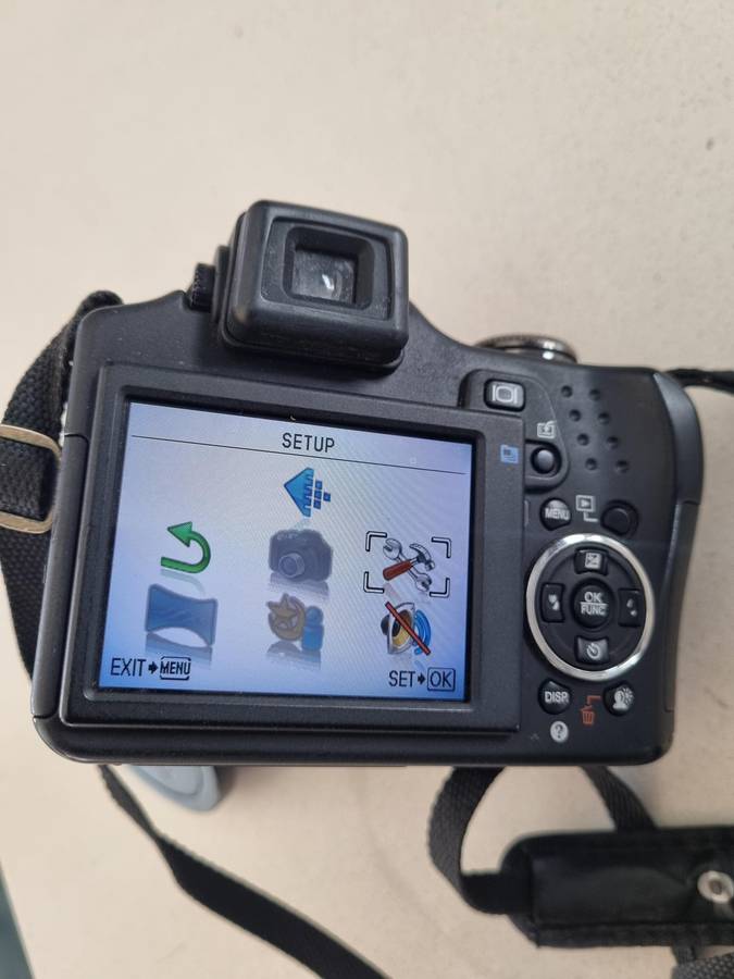 Olympus camera (SP-590UZ) 12 m/pixel, 26 x optical zoom. EXCELLENT condition.