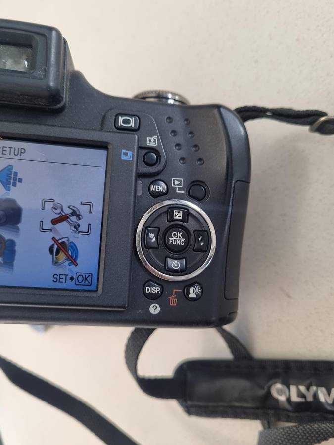 Olympus camera (SP-590UZ) 12 m/pixel, 26 x optical zoom. EXCELLENT condition.