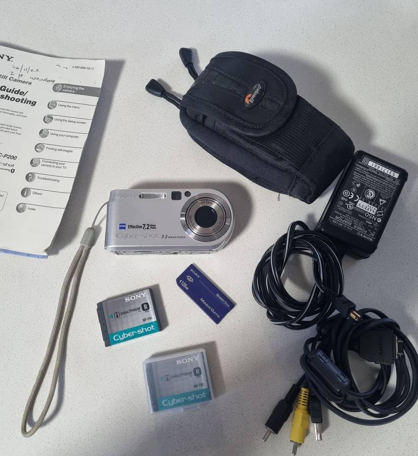 Sony Cybershot DSC-P200 camera bundle