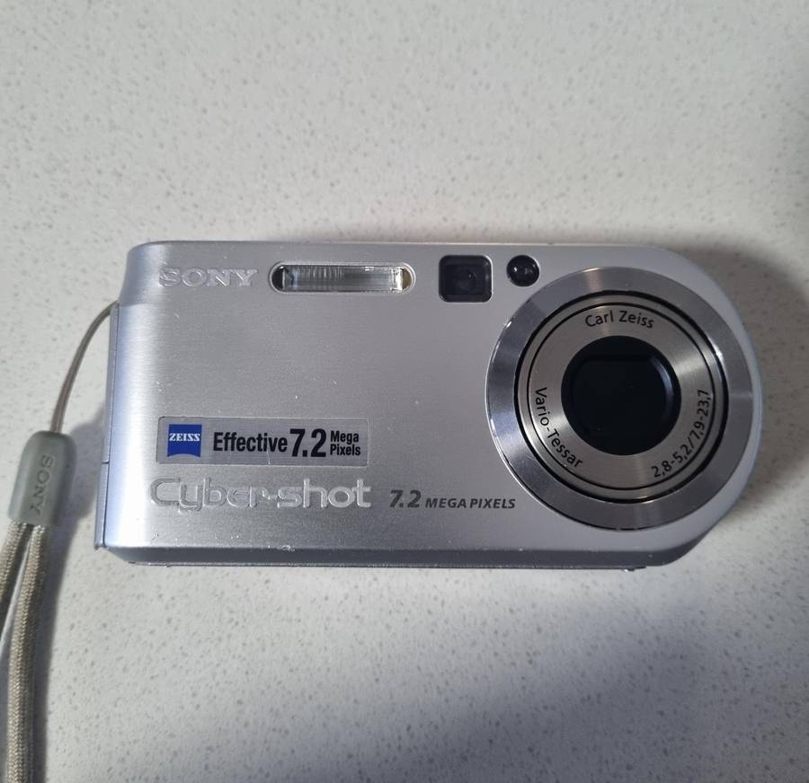 Sony Cybershot DSC-P200 camera bundle