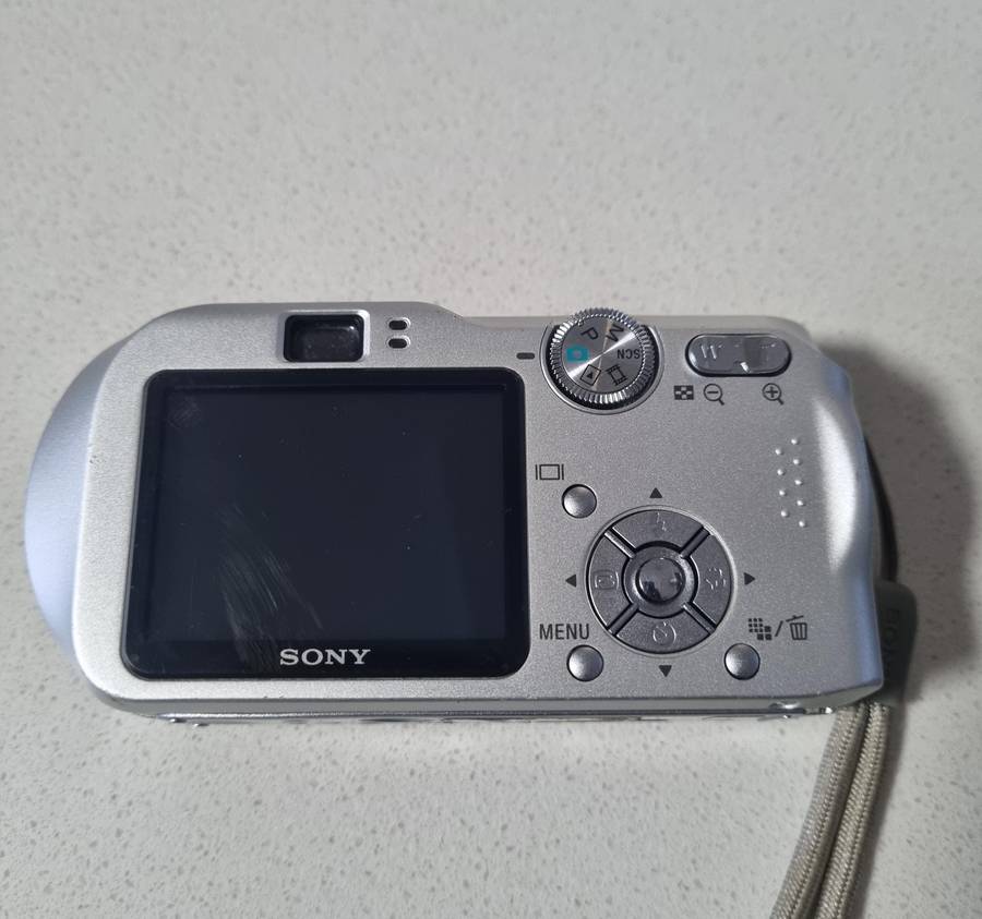 Sony Cybershot DSC-P200 camera bundle