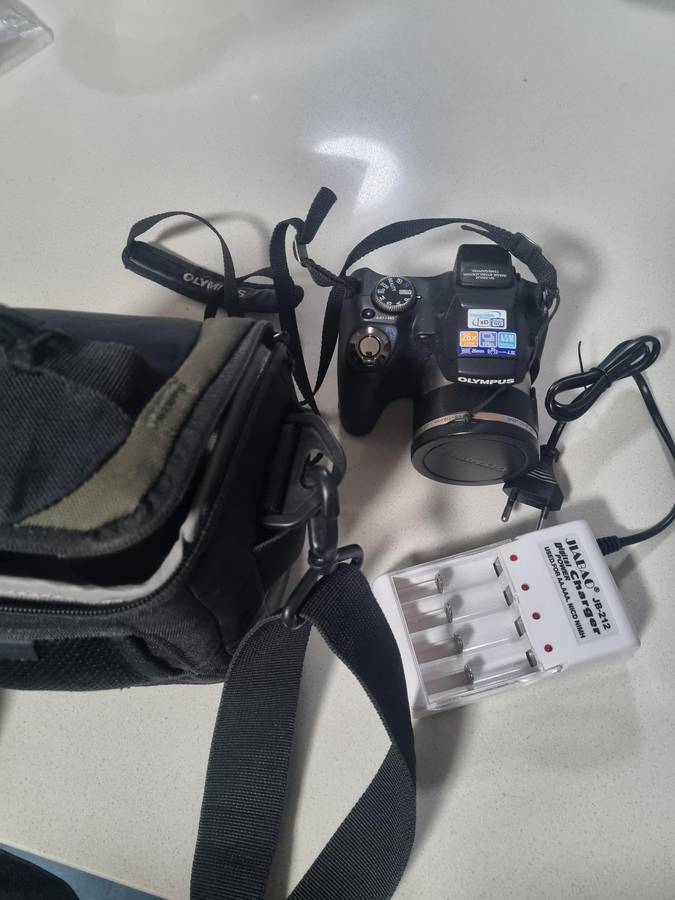 Olympus camera (SP-590UZ) 12 m/pixel, 26 x optical zoom. EXCELLENT condition.