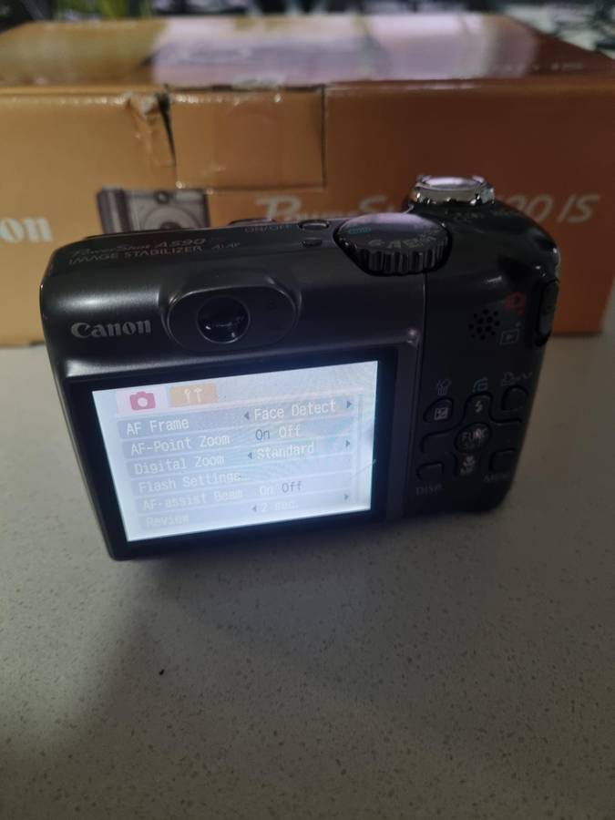Canon PowerShot A590 IS (8 m/pixel, 4 x optical zoom.